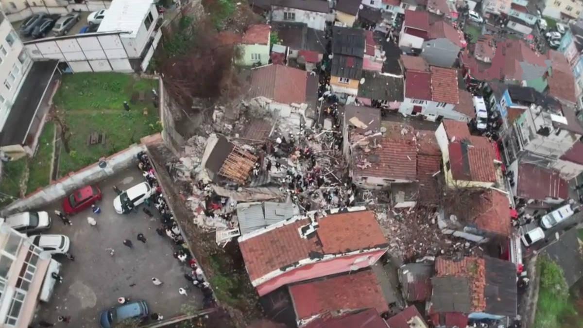 İstanbul Fatih'te 2 bina yıkıldı