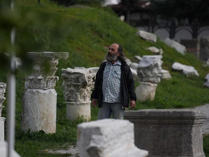 Antik kentteki tiyatrodan etkilenerek başladığı sanat hayatında 45 yılı aştı