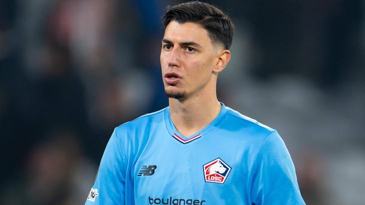 Avrupa devi Berke Özer'in peşinde dikatleri östüne çekti