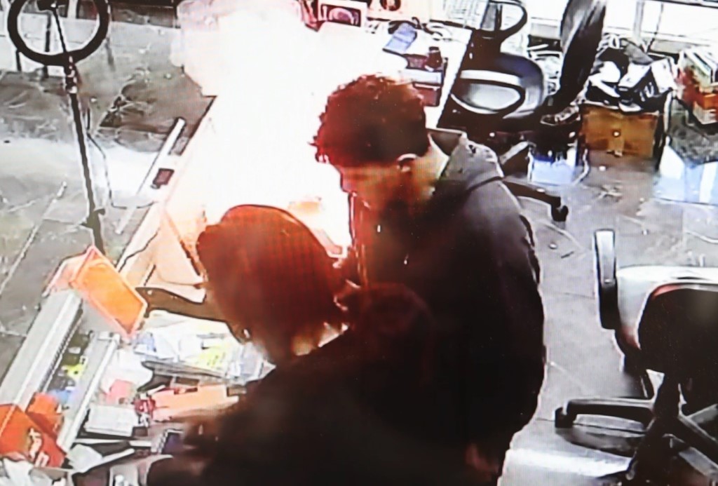 Cep telefonu bomba gibi patlayıp ateş aldı