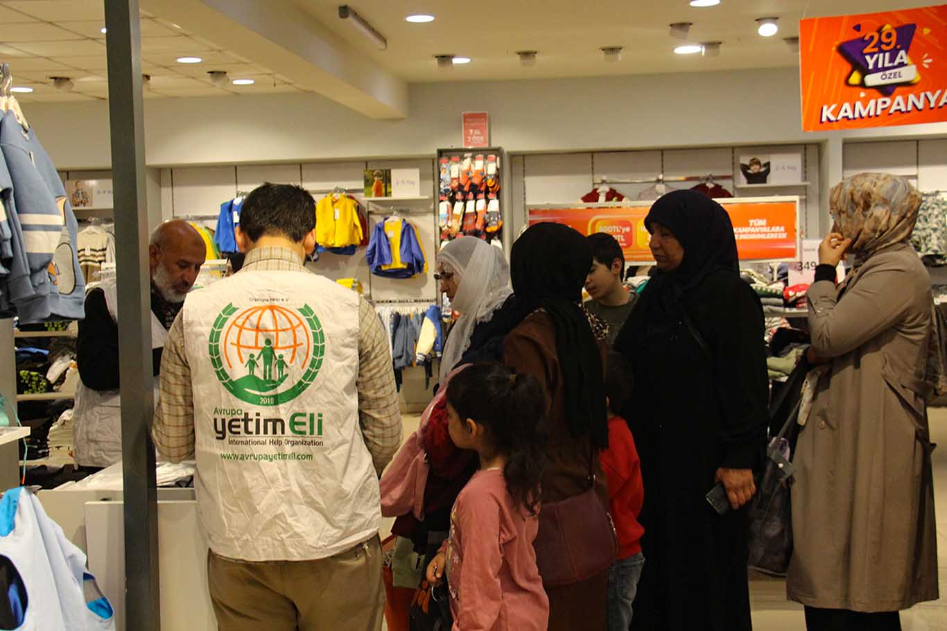 Diyarbakır'da yüzlerce çocuğa yardım eli uzatıldı