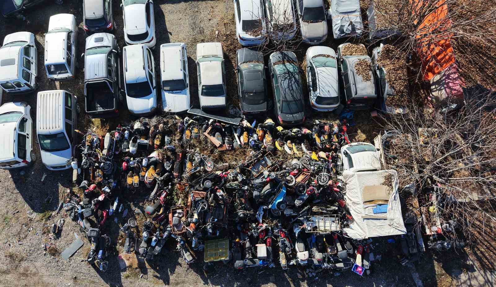 Elazığ’da yediemin otoparkında yosun tutan araçlar: 500 milyon TL’lik servet ortada kaldi