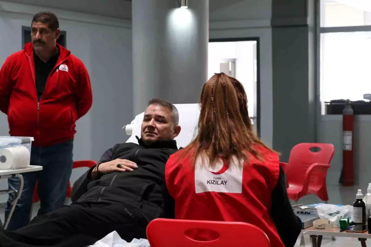 Emniyet Müdürü'nden Kızılay'a Kan Bağışı yapti