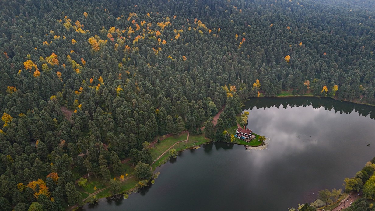 Gölcük Tabiat Parkı’nda sonbahar manzarası gündem oldu