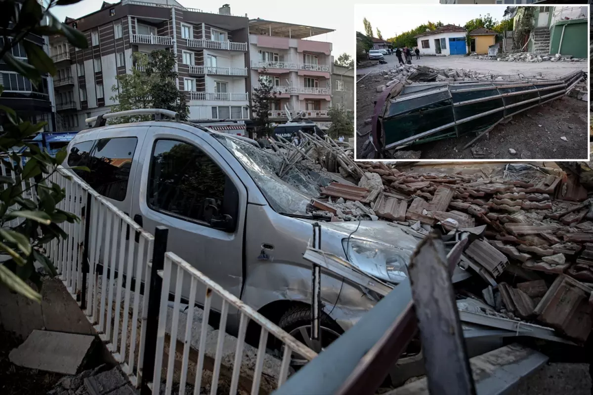 Görüntüler vahim! Depremde 250 yıllık caminin minaresi de yerle bir oldu