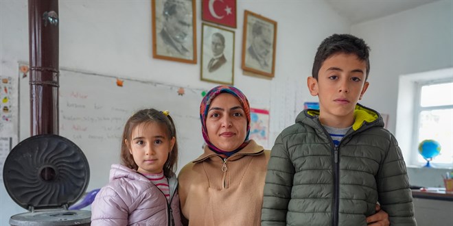 Hem öğretmen hem işçi İki öğrencisi için okulda kaldi