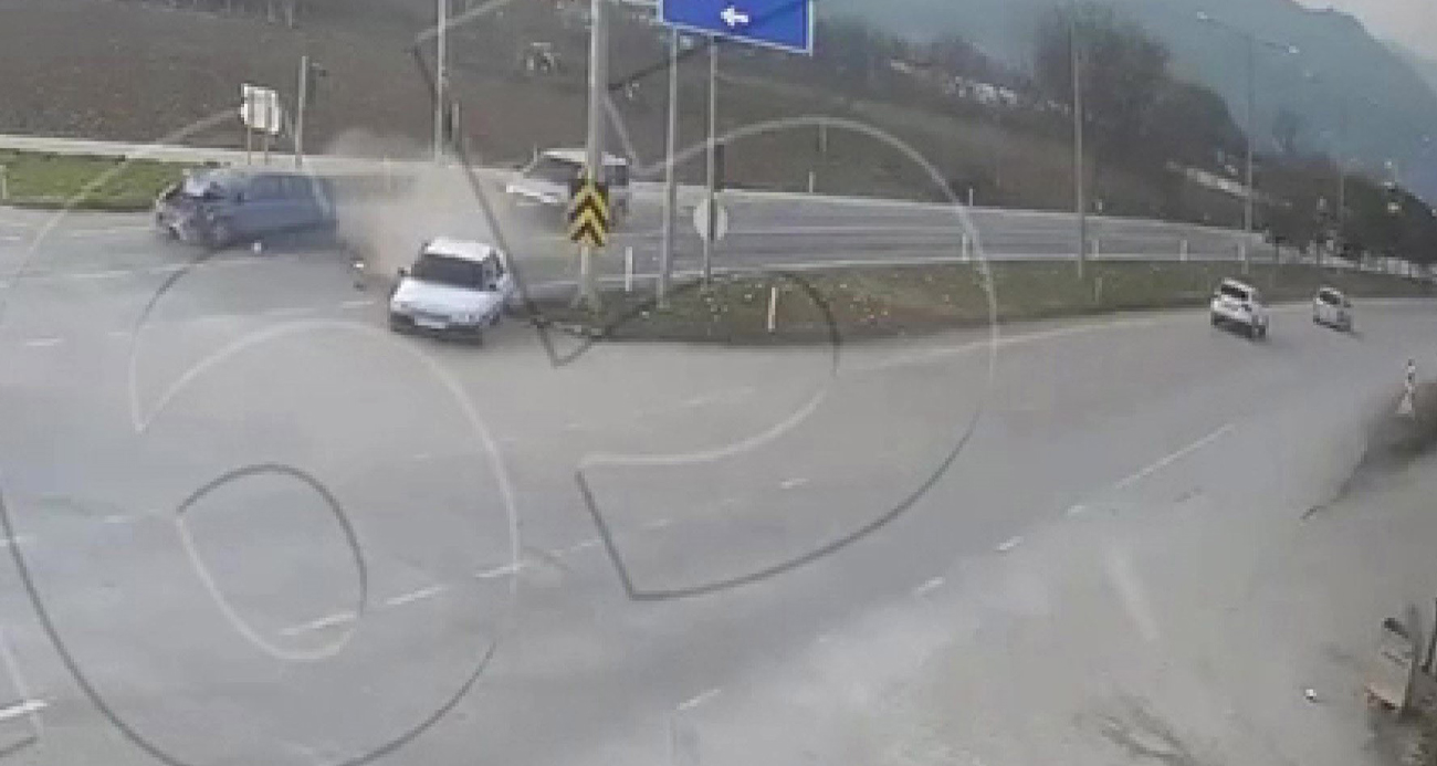 Kırmızı ışıkta bekleyen otomobile arkadan otomobil çarptı Kaza anı kameraya yansıdı