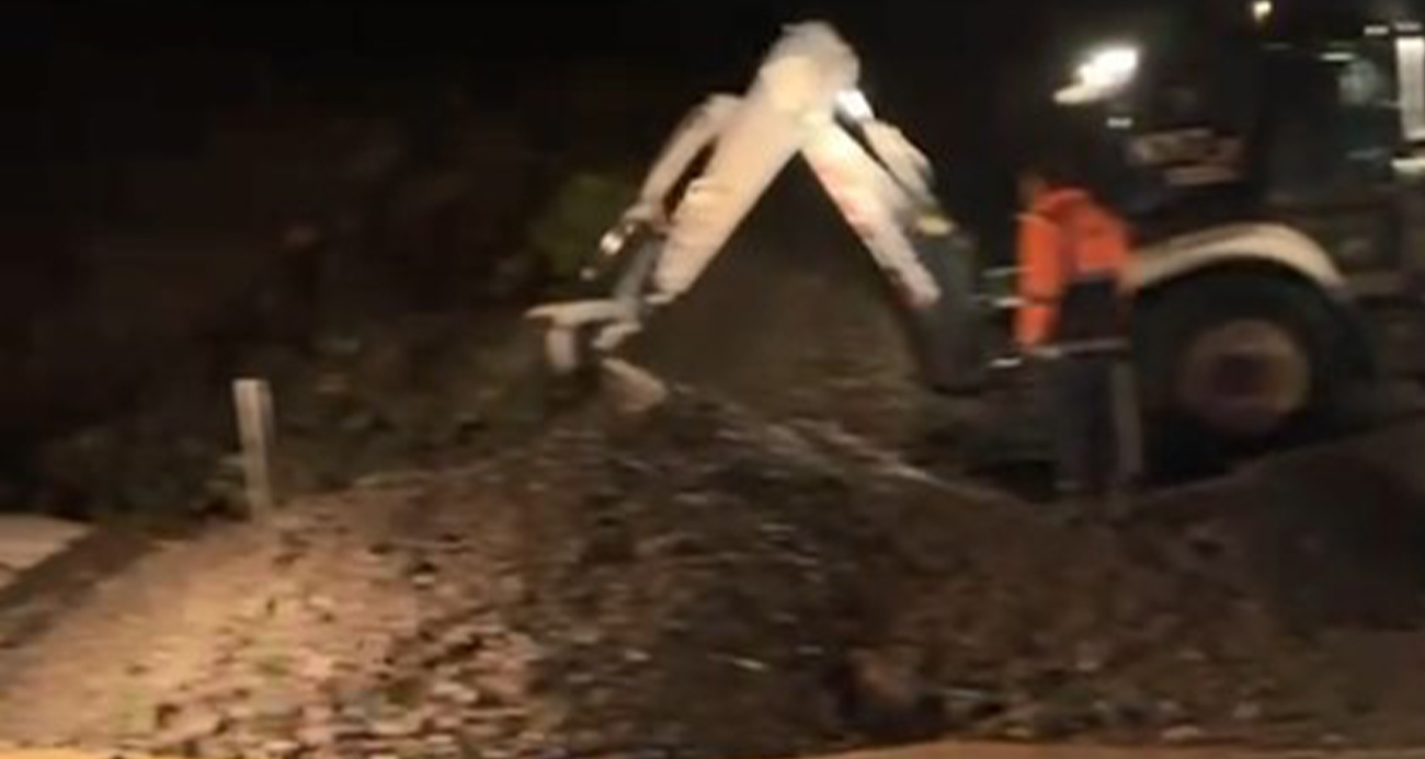 Mersin-Antalya arasında selle gelen mucurlar trafiği kapatti trafikte zor anlar yaşandı