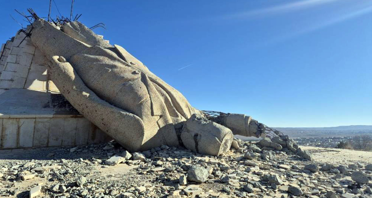 Suriye’de halkın yıktığı Hafız Esad’ın dev heykelinden geriye yıkıntı bıraktı