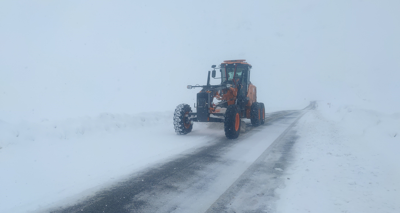 Van’da 28 yerleşim yerinin yolu karla kaplandı ulaşımda zor anlar yaşanıyor