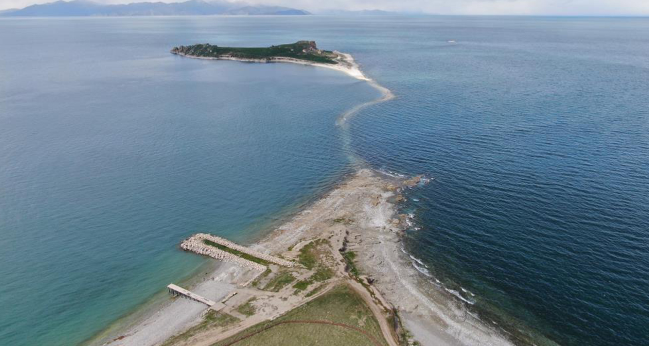 Van Gölü’nde su seviyesi düştü, Çarpanak Adası’na giden antik yol göründü